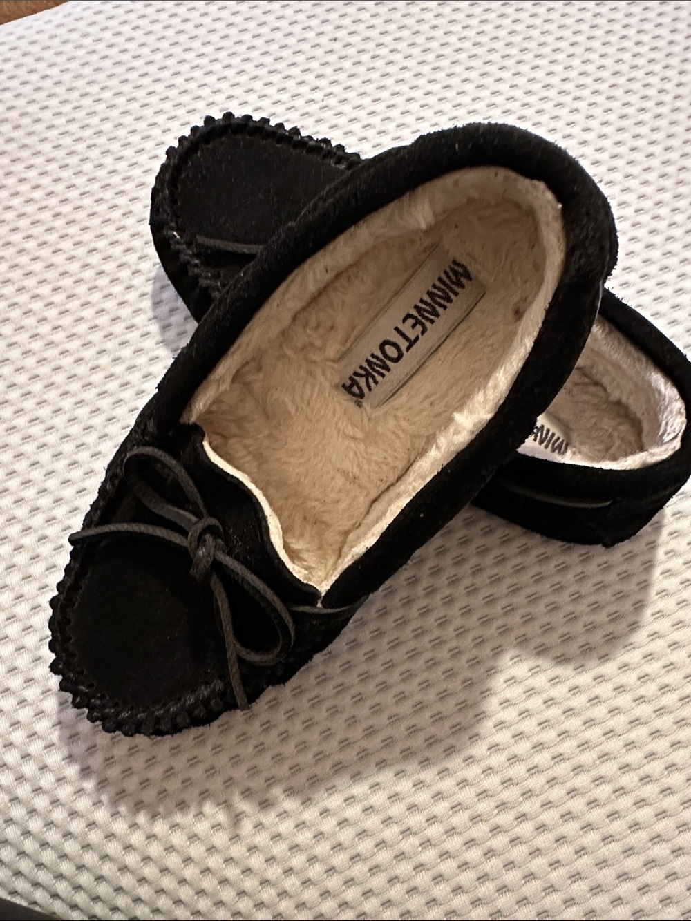 MINNETONKA Black Faux-Fur Lined Moccasin
